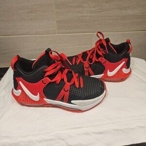 NIKE LEBRON WITTNESS VII BIG BOYS SNEAKERS